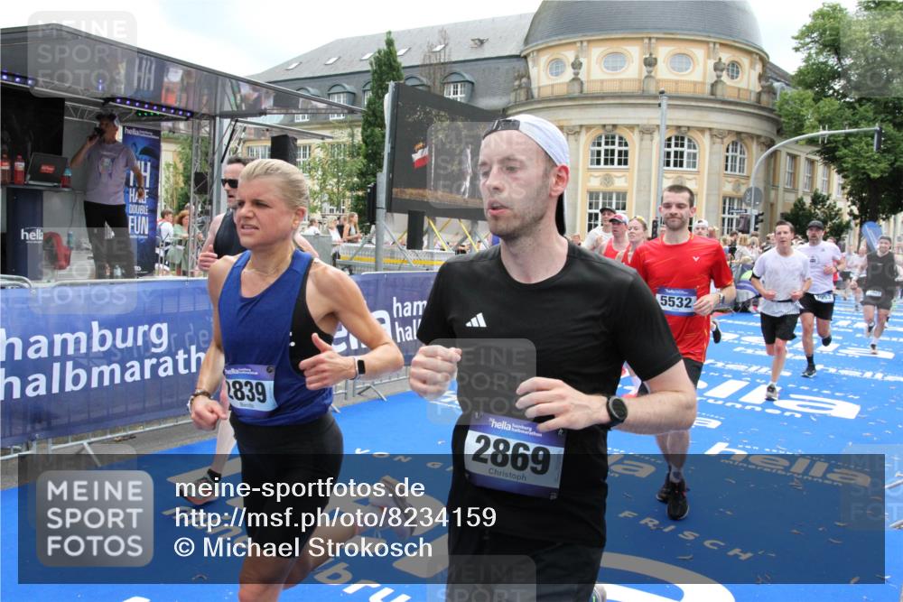 29.06.2025 - hella hamburg halbmarathon Michael Strokosch http://msf.ph/oto/8234159 29.06.2025 10:47:34 Ziel 51, 1012, 1070, 1592, 1696, 2284, 2839, 2869, 2953, 3304, 5532, 5650, 5889, 6009, 8023, 8234, 8852, 8927, 9305, 11021, 12870, 13223, 13303, 15350, 15479, 15923, 17846, 17905, 18104, 18758, 19181 meine-sportfotos.de