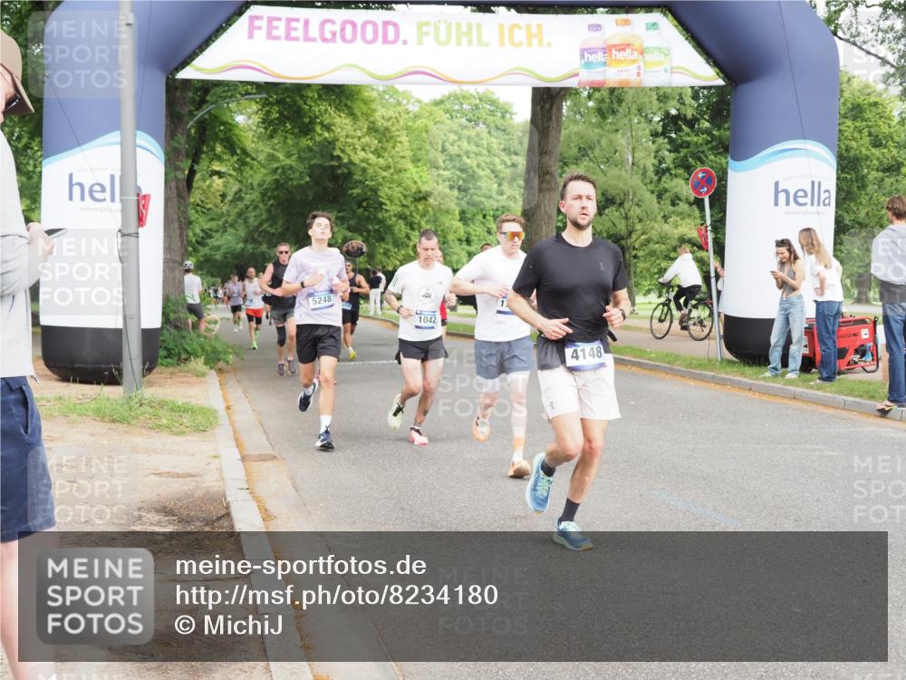 29.06.2025 - hella hamburg halbmarathon MichiJ http://msf.ph/oto/8234180 29.06.2025 10:26:52 Zwischen KM18-KM19 2262, 2296, 4148, 5248, 8002, 11423, 12900, 14274, 17722 meine-sportfotos.de