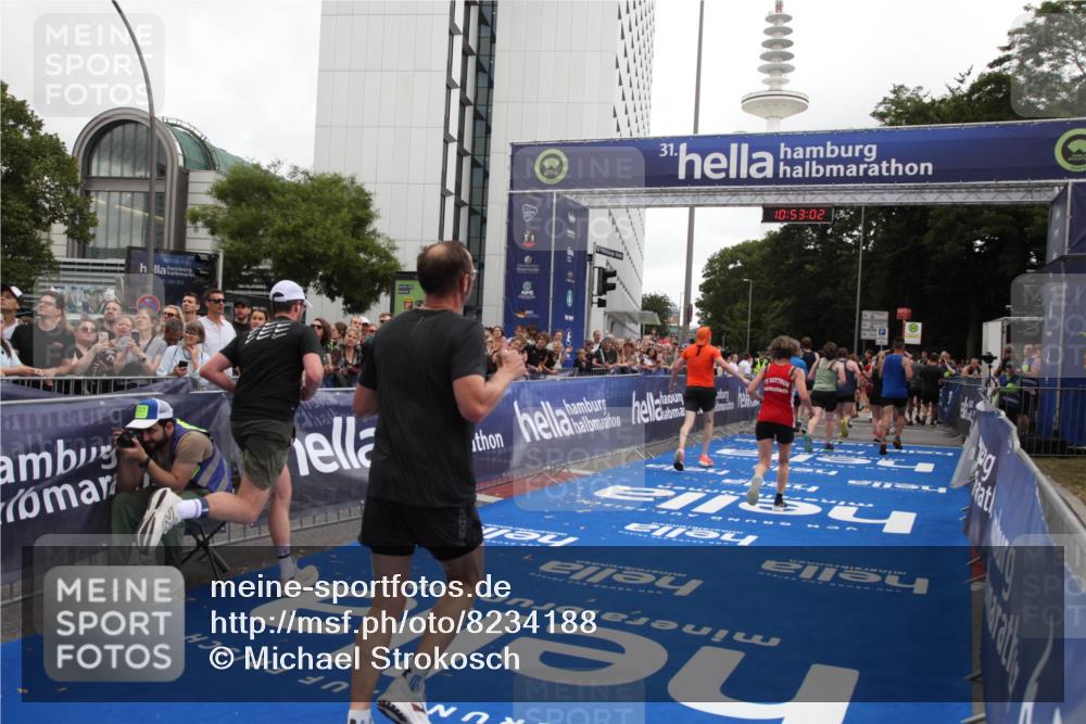 29.06.2025 - hella hamburg halbmarathon Michael Strokosch http://msf.ph/oto/8234188 29.06.2025 10:53:01 Ziel 1257, 1258, 2099, 4557, 4558, 4770, 5907, 7509, 8139, 8720, 8955, 10724, 12367, 12519, 12910, 14791, 15430, 18590, 18720 meine-sportfotos.de