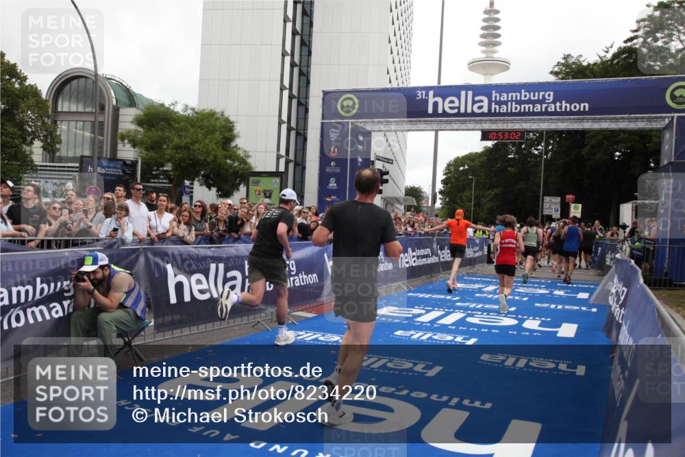 29.06.2025 - hella hamburg halbmarathon Michael Strokosch http://msf.ph/oto/8234220 29.06.2025 10:53:01 Ziel 1257, 1258, 2099, 4557, 4558, 4770, 5907, 7509, 8139, 8720, 8955, 10724, 12367, 12519, 12910, 14791, 15430, 18590, 18720 meine-sportfotos.de