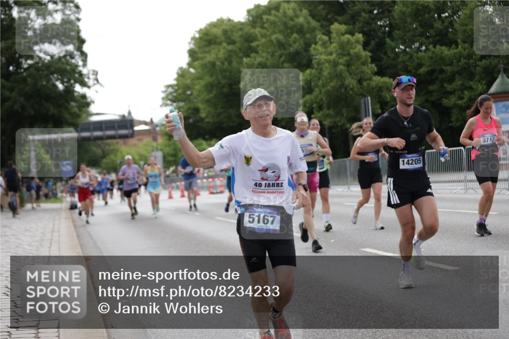29.06.2025 - hella hamburg halbmarathon Jannik Wohlers http://msf.ph/oto/8234233 29.06.2025 10:28:29 Lombardsbrücke 1518, 1557, 1869, 3717, 4161, 4362, 4700, 4834, 4982, 5167, 5249, 5250, 7169, 10068, 12442, 14205, 15143, 15256, 15452, 15453, 16643 meine-sportfotos.de