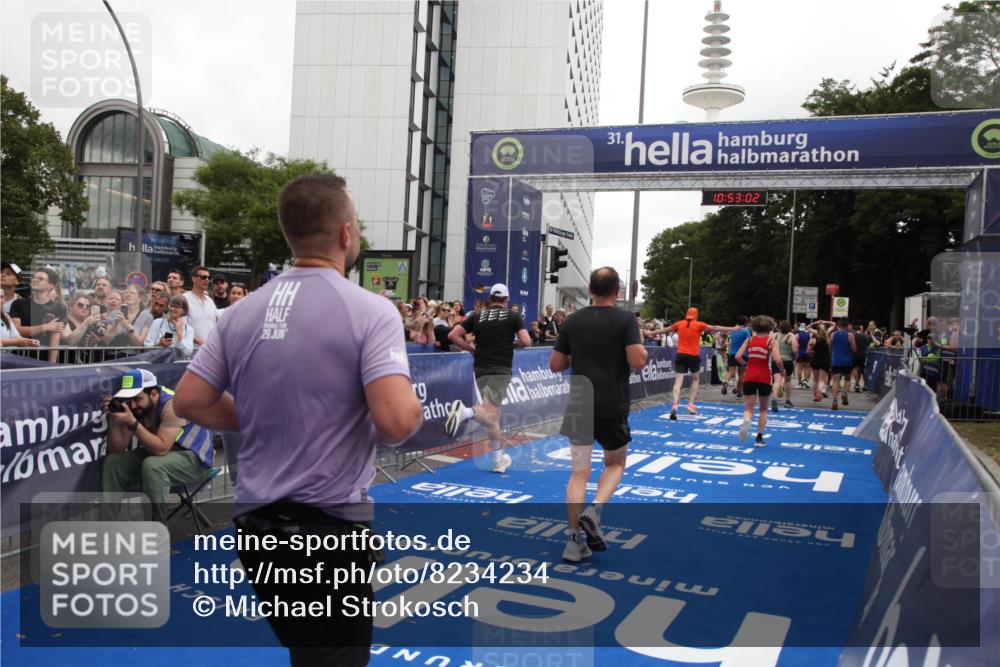 29.06.2025 - hella hamburg halbmarathon Michael Strokosch http://msf.ph/oto/8234234 29.06.2025 10:53:01 Ziel 1257, 1258, 2099, 4557, 4558, 4770, 5907, 7509, 8139, 8720, 8955, 10724, 12367, 12519, 12910, 14791, 15430, 18590, 18720 meine-sportfotos.de
