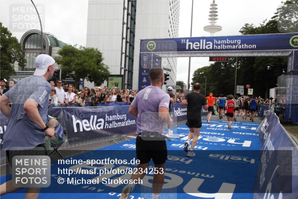 29.06.2025 - hella hamburg halbmarathon Michael Strokosch http://msf.ph/oto/8234253 29.06.2025 10:53:01 Ziel 1257, 1258, 2099, 4557, 4558, 4770, 5907, 7509, 8139, 8720, 8955, 10724, 12367, 12519, 12910, 14791, 15430, 18590, 18720 meine-sportfotos.de