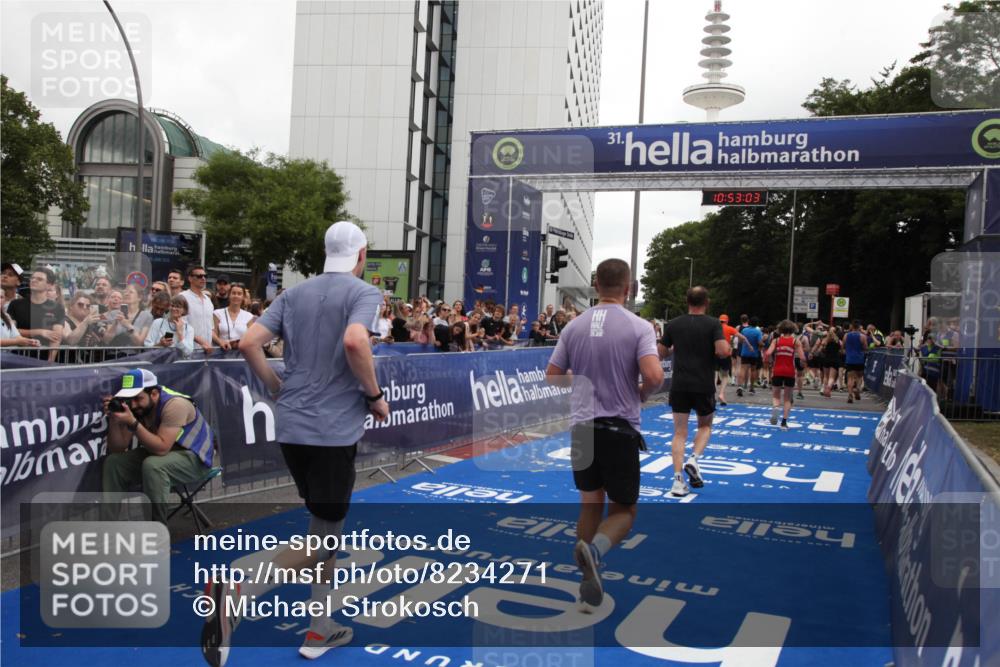 29.06.2025 - hella hamburg halbmarathon Michael Strokosch http://msf.ph/oto/8234271 29.06.2025 10:53:02 Ziel 1258, 2099, 3334, 4557, 4558, 4770, 5907, 7509, 8139, 8720, 9093, 10724, 12155, 12367, 12519, 12910, 14791, 15430, 18590, 18720 meine-sportfotos.de