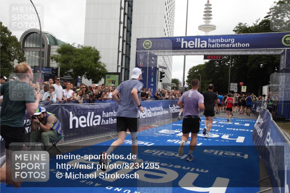 29.06.2025 - hella hamburg halbmarathon Michael Strokosch http://msf.ph/oto/8234295 29.06.2025 10:53:02 Ziel 1258, 2099, 3334, 4557, 4558, 4770, 5907, 7509, 8139, 8720, 9093, 10724, 12155, 12367, 12519, 12910, 14791, 15430, 18590, 18720 meine-sportfotos.de