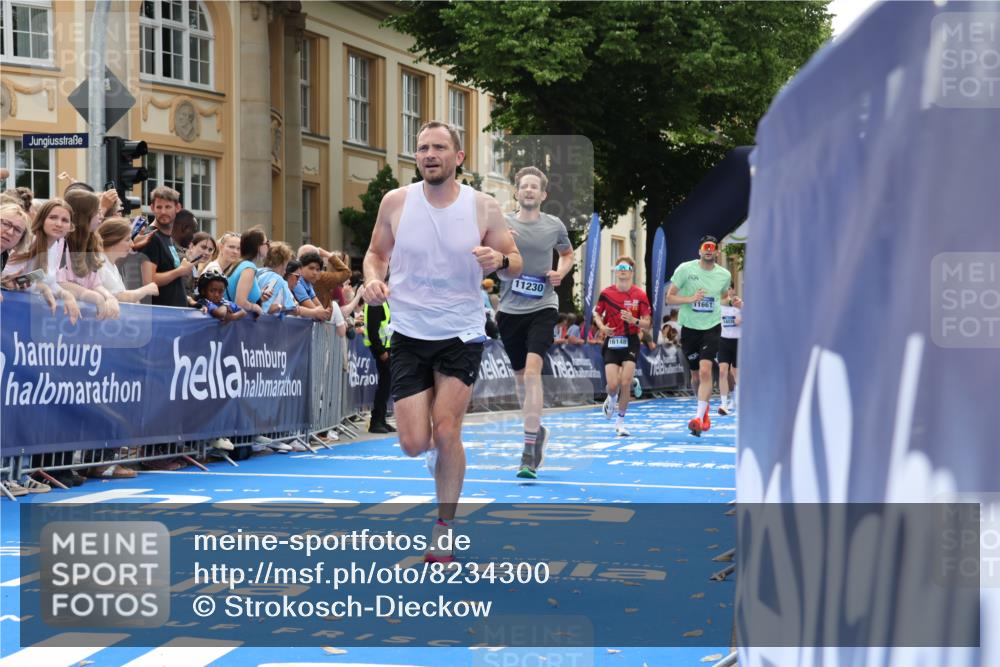 29.06.2025 - hella hamburg halbmarathon Strokosch-Dieckow http://msf.ph/oto/8234300 29.06.2025 10:34:34 Ziel 1644, 5152, 5554, 6169, 6305, 6878, 7534, 8395, 11230, 11661, 13618, 14289, 14603, 15887, 16148, 17014, 18026 meine-sportfotos.de