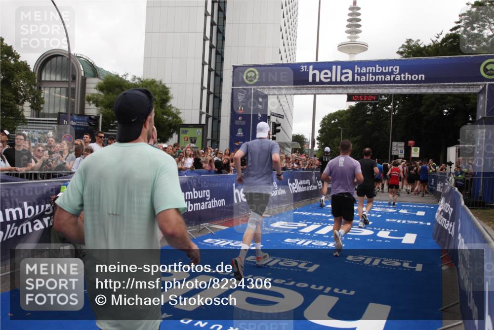 29.06.2025 - hella hamburg halbmarathon Michael Strokosch http://msf.ph/oto/8234306 29.06.2025 10:53:03 Ziel 2099, 3334, 4770, 5907, 7509, 8139, 8587, 9093, 10724, 12155, 12367, 12519, 12910, 14791, 15430, 18590, 18720 meine-sportfotos.de