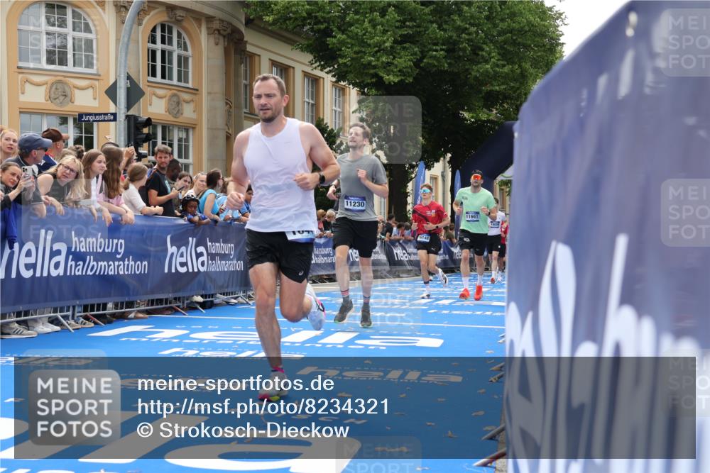 29.06.2025 - hella hamburg halbmarathon Strokosch-Dieckow http://msf.ph/oto/8234321 29.06.2025 10:34:34 Ziel 1644, 5152, 5554, 6169, 6305, 6878, 7534, 8395, 11230, 11661, 13618, 14289, 14603, 15887, 16148, 17014, 18026 meine-sportfotos.de