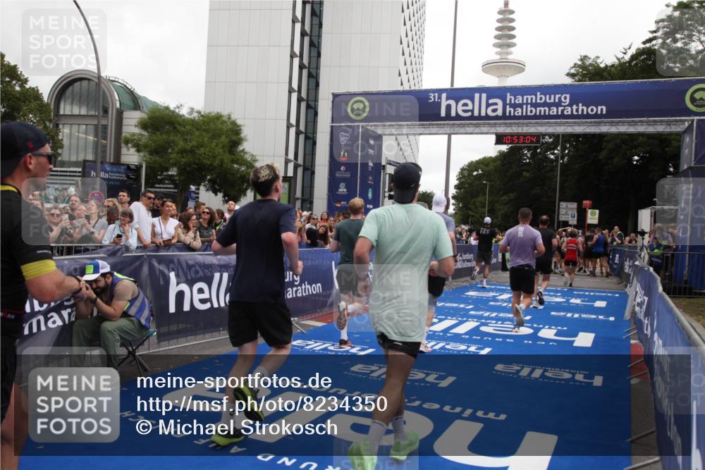 29.06.2025 - hella hamburg halbmarathon Michael Strokosch http://msf.ph/oto/8234350 29.06.2025 10:53:03 Ziel 2099, 3334, 4770, 5907, 7509, 8139, 8587, 9093, 10724, 12155, 12367, 12519, 12910, 14791, 15430, 18590, 18720 meine-sportfotos.de
