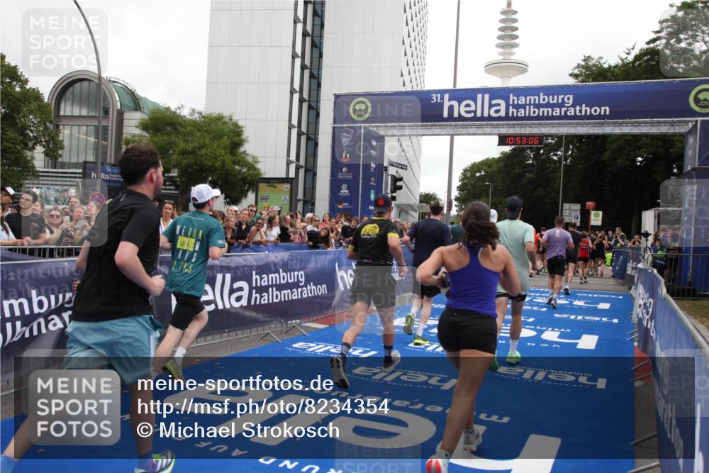 29.06.2025 - hella hamburg halbmarathon Michael Strokosch http://msf.ph/oto/8234354 29.06.2025 10:53:04 Ziel 3258, 3334, 4770, 5907, 7509, 8139, 8587, 9093, 12155, 12367, 12519, 12910, 14791, 15430, 18590, 18720 meine-sportfotos.de