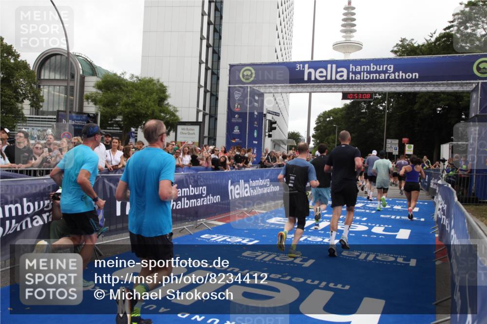 29.06.2025 - hella hamburg halbmarathon Michael Strokosch http://msf.ph/oto/8234412 29.06.2025 10:53:06 Ziel 2208, 3059, 3258, 3334, 4121, 5907, 7509, 7864, 8587, 9093, 9537, 12155, 12367, 12519, 12910, 14323, 14791, 15430, 18590, 18720, 19208 meine-sportfotos.de