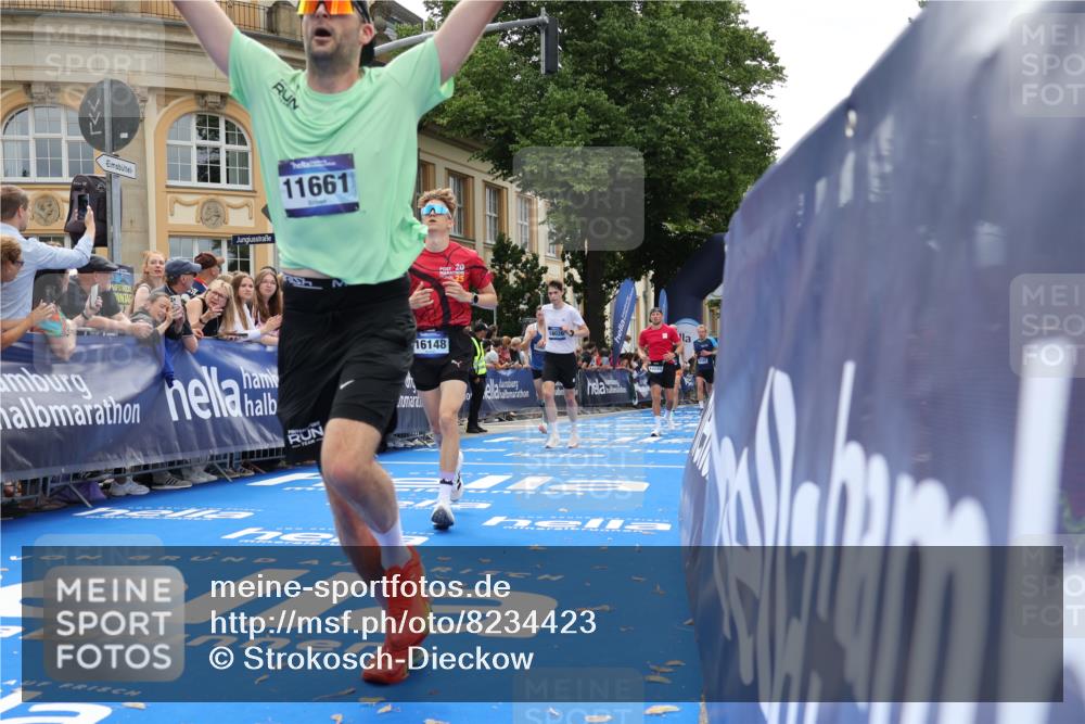 29.06.2025 - hella hamburg halbmarathon Strokosch-Dieckow http://msf.ph/oto/8234423 29.06.2025 10:34:37 Ziel 1644, 5048, 5152, 5554, 6169, 6878, 7534, 8395, 11230, 11661, 12369, 14289, 14549, 14603, 15887, 16148, 17014, 18026 meine-sportfotos.de