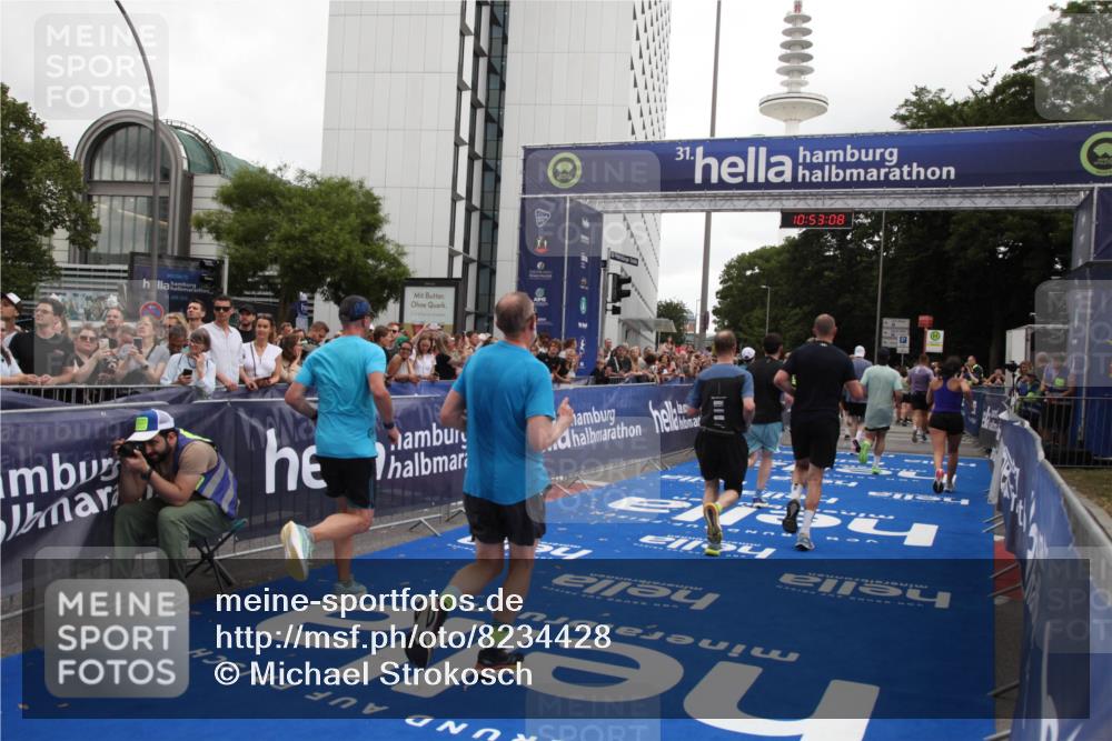 29.06.2025 - hella hamburg halbmarathon Michael Strokosch http://msf.ph/oto/8234428 29.06.2025 10:53:07 Ziel 2208, 3059, 3258, 3334, 4121, 7509, 7864, 8587, 9093, 9537, 12155, 12367, 12519, 12910, 14323, 14791, 15430, 18590, 18720, 19208 meine-sportfotos.de