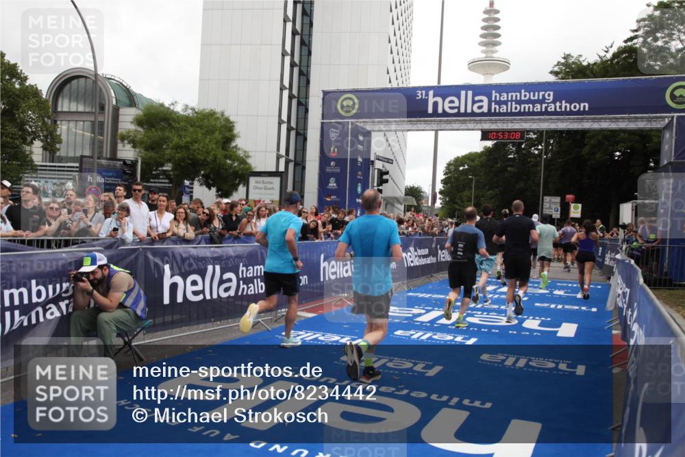 29.06.2025 - hella hamburg halbmarathon Michael Strokosch http://msf.ph/oto/8234442 29.06.2025 10:53:07 Ziel 2208, 3059, 3258, 3334, 4121, 7509, 7864, 8587, 9093, 9537, 12155, 12367, 12519, 12910, 14323, 14791, 15430, 18590, 18720, 19208 meine-sportfotos.de