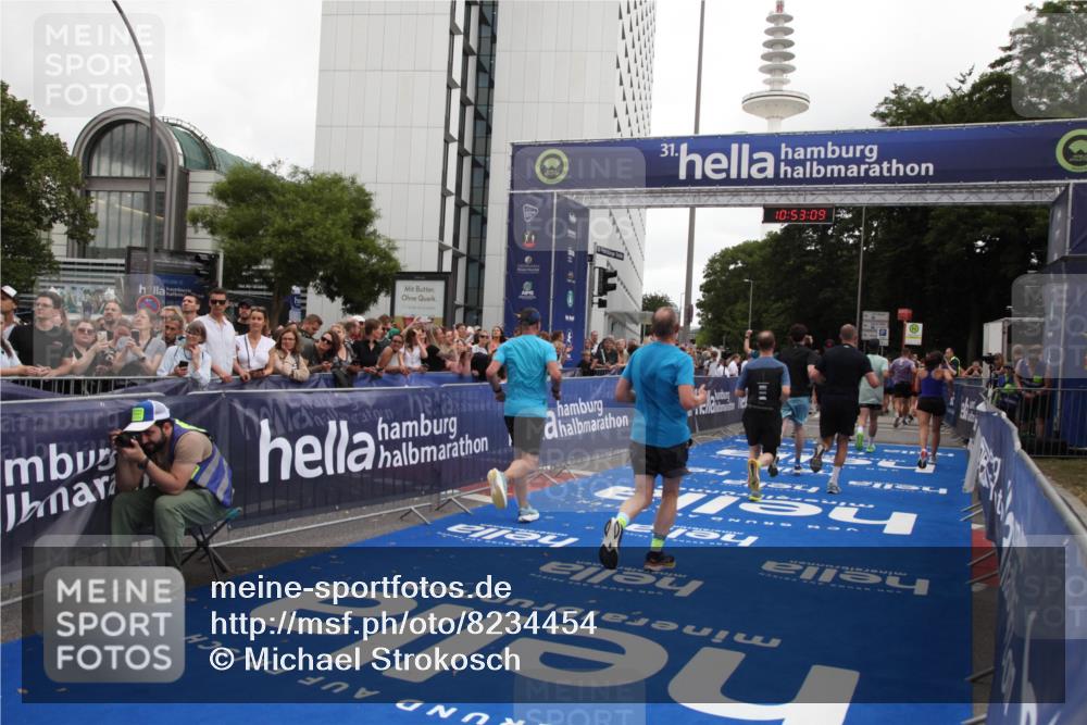 29.06.2025 - hella hamburg halbmarathon Michael Strokosch http://msf.ph/oto/8234454 29.06.2025 10:53:07 Ziel 2208, 3059, 3258, 3334, 4121, 7509, 7864, 8587, 9093, 9537, 12155, 12367, 12519, 12910, 14323, 14791, 15430, 18590, 18720, 19208 meine-sportfotos.de