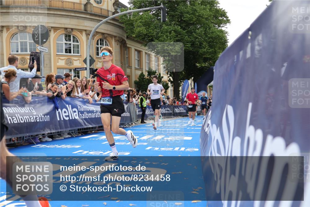 29.06.2025 - hella hamburg halbmarathon Strokosch-Dieckow http://msf.ph/oto/8234458 29.06.2025 10:34:37 Ziel 1644, 5048, 5152, 5554, 6169, 6878, 7534, 8395, 11230, 11661, 12369, 14289, 14549, 14603, 15887, 16148, 17014, 18026 meine-sportfotos.de