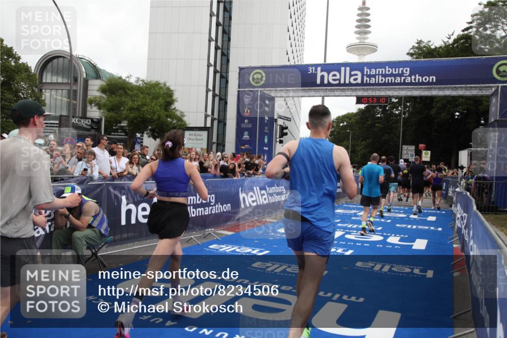 29.06.2025 - hella hamburg halbmarathon Michael Strokosch http://msf.ph/oto/8234506 29.06.2025 10:53:09 Ziel 2208, 3059, 3258, 3334, 4121, 7509, 7864, 8587, 9093, 9537, 12155, 12367, 12910, 14323, 18590, 19208 meine-sportfotos.de
