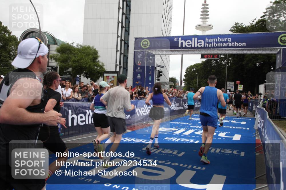 29.06.2025 - hella hamburg halbmarathon Michael Strokosch http://msf.ph/oto/8234534 29.06.2025 10:53:09 Ziel 2208, 3059, 3258, 3334, 4121, 7509, 7864, 8587, 9093, 9537, 12155, 12367, 12910, 14323, 18590, 19208 meine-sportfotos.de