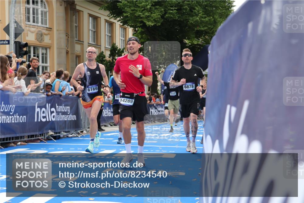 29.06.2025 - hella hamburg halbmarathon Strokosch-Dieckow http://msf.ph/oto/8234540 29.06.2025 10:34:40 Ziel 1217, 1562, 2879, 5048, 5152, 5554, 6169, 6878, 8395, 11661, 12369, 14289, 14388, 14549, 14603, 14629, 15887, 15991, 16148, 17014, 18026, 18237 meine-sportfotos.de