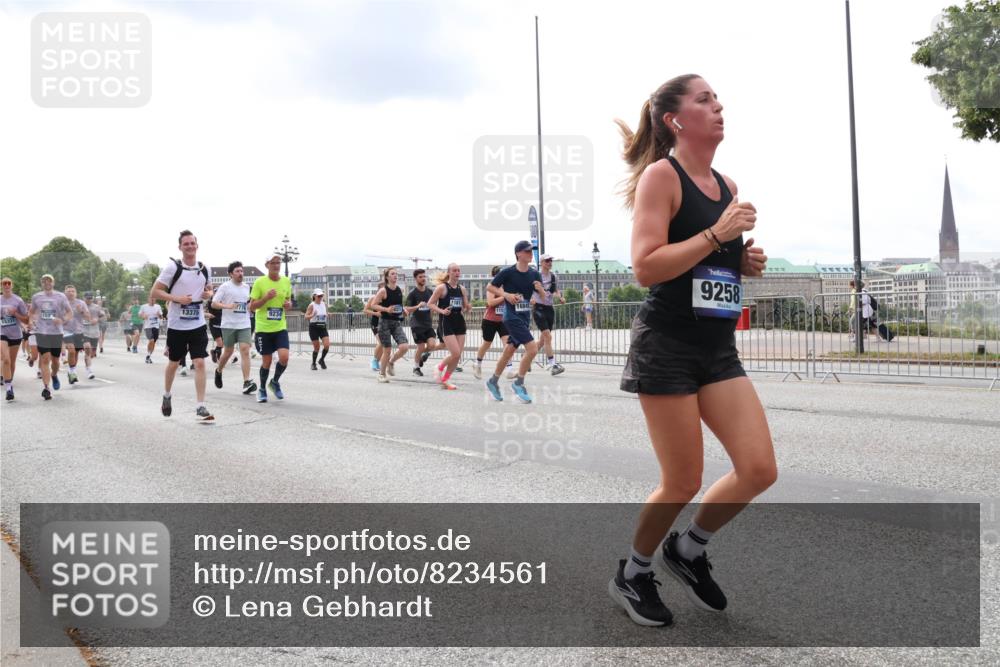 29.06.2025 - hella hamburg halbmarathon Lena Gebhardt http://msf.ph/oto/8234561 29.06.2025 10:33:38 Lombardsbrücke 1189, 1275, 1764, 1896, 1995, 2038, 2054, 2085, 2342, 2776, 2838, 3170, 3264, 3340, 3341, 3345, 3560, 3812, 4164, 4361, 4433, 4445, 4449, 4479, 4696, 4942, 5075, 5096, 5141, 5180, 5557, 5566, 5569, 5691, 5821, 5822, 5887, 6109, 6515, 6516, 6773, 6854, 6956, 6999, 7027, 7565, 7653, 7705, 8021, 8157, 8202, 8282, 8375, 8377, 8383, 8401, 8595, 8891, 9094, 9234, 9258, 9289, 9438, 9591, 9592, 9750, 9780, 9799, 9875, 9995, 10007, 10071, 10561, 11229, 11713, 11811, 11826 meine-sportfotos.de