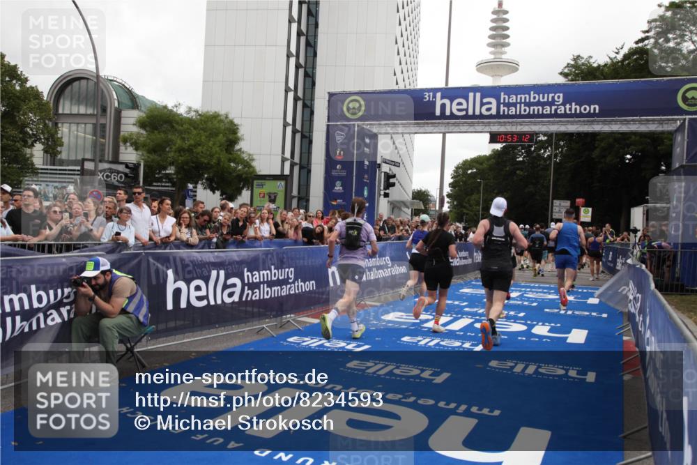 29.06.2025 - hella hamburg halbmarathon Michael Strokosch http://msf.ph/oto/8234593 29.06.2025 10:53:11 Ziel 2111, 2208, 3059, 3258, 3334, 4121, 7864, 8587, 9093, 9537, 12155, 14323, 16986, 19208 meine-sportfotos.de