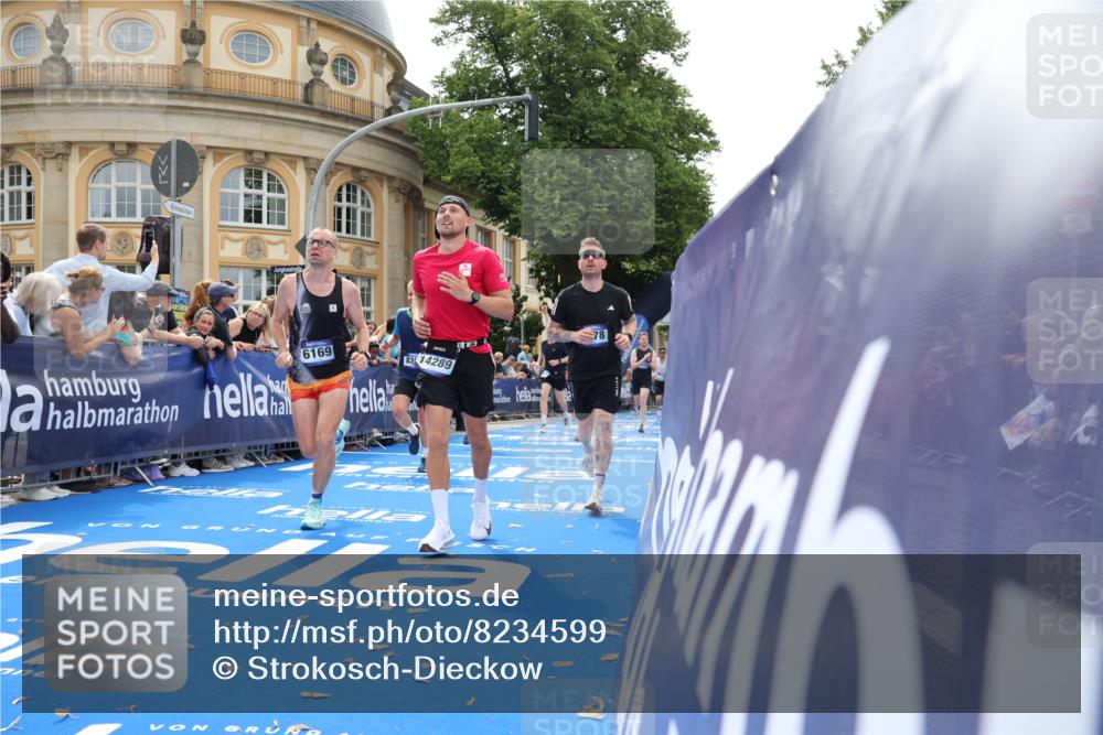29.06.2025 - hella hamburg halbmarathon Strokosch-Dieckow http://msf.ph/oto/8234599 29.06.2025 10:34:41 Ziel 1217, 1562, 2879, 5048, 5152, 5554, 6169, 6878, 8395, 12369, 14289, 14388, 14549, 14603, 14629, 15887, 15991, 16148, 17014, 18026, 18237 meine-sportfotos.de
