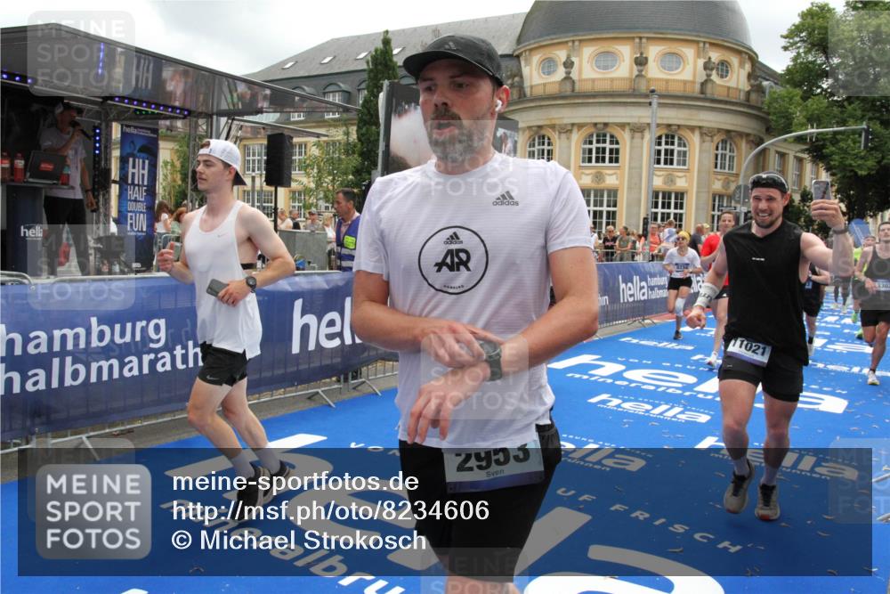 29.06.2025 - hella hamburg halbmarathon Michael Strokosch http://msf.ph/oto/8234606 29.06.2025 10:47:36 Ziel 1070, 1320, 1592, 1696, 2284, 2953, 3304, 5532, 5889, 6009, 8023, 8234, 8852, 8927, 10969, 11021, 12870, 13223, 13303, 14618, 14619, 15451, 15479, 17846, 17905, 18104, 18970, 19181 meine-sportfotos.de