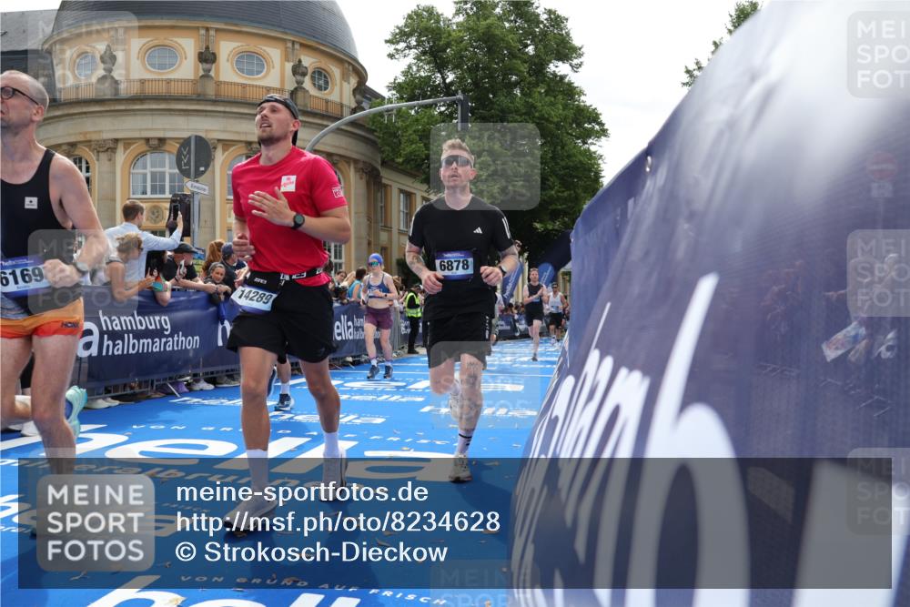 29.06.2025 - hella hamburg halbmarathon Strokosch-Dieckow http://msf.ph/oto/8234628 29.06.2025 10:34:42 Ziel 1217, 1562, 2879, 5048, 5152, 5554, 6169, 6878, 8395, 12369, 14289, 14388, 14549, 14603, 14629, 15887, 15991, 16148, 17014, 18026, 18237 meine-sportfotos.de