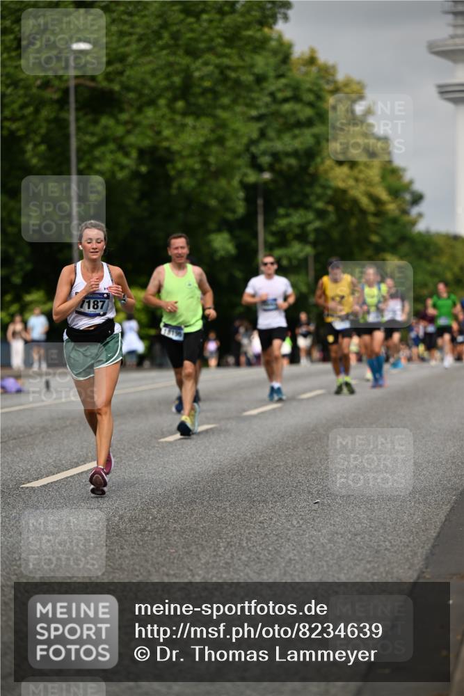 29.06.2025 - hella hamburg halbmarathon Dr. Thomas Lammeyer http://msf.ph/oto/8234639 29.06.2025 10:13:38 Kennedybrücke 1838, 3921, 5511, 7187, 7333, 7636, 9306, 9366, 9434, 9674, 9781, 10036, 10819, 10943, 11067 meine-sportfotos.de