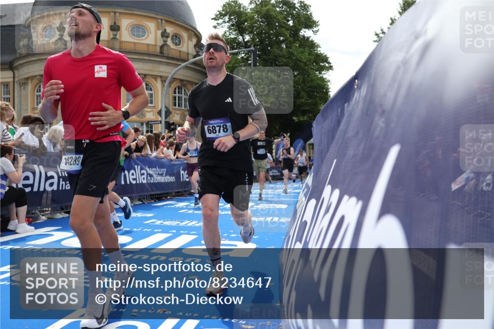 29.06.2025 - hella hamburg halbmarathon Strokosch-Dieckow http://msf.ph/oto/8234647 29.06.2025 10:34:42 Ziel 1217, 1562, 2879, 5048, 5152, 5554, 6169, 6878, 8395, 12369, 14289, 14388, 14549, 14603, 14629, 15887, 15991, 16148, 17014, 18026, 18237 meine-sportfotos.de