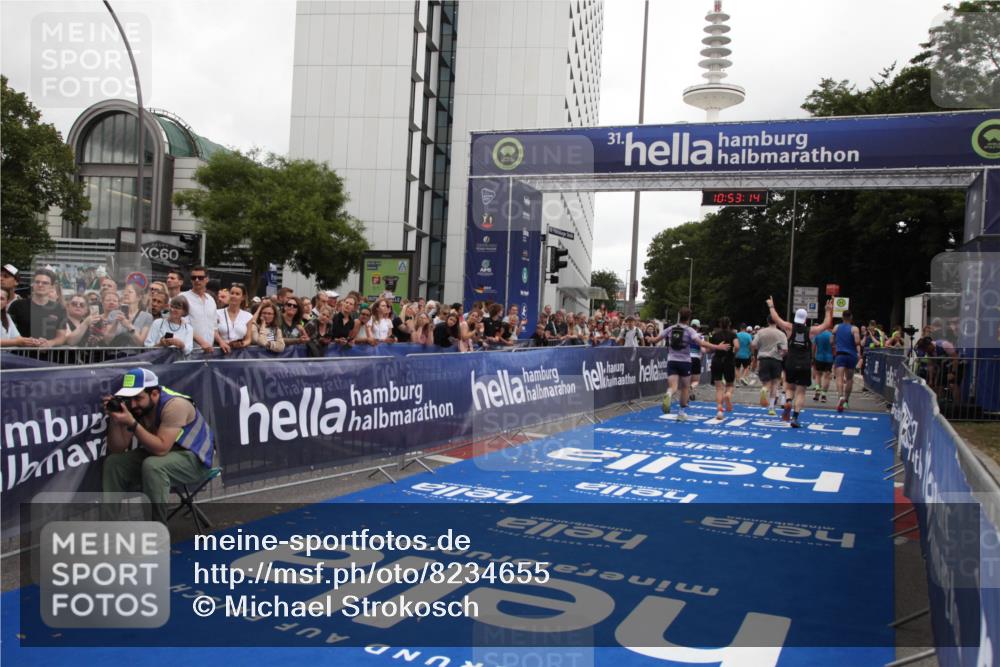 29.06.2025 - hella hamburg halbmarathon Michael Strokosch http://msf.ph/oto/8234655 29.06.2025 10:53:13 Ziel 2111, 2208, 3059, 3258, 4121, 7383, 7864, 8273, 9537, 14323, 16929, 16986, 19208 meine-sportfotos.de