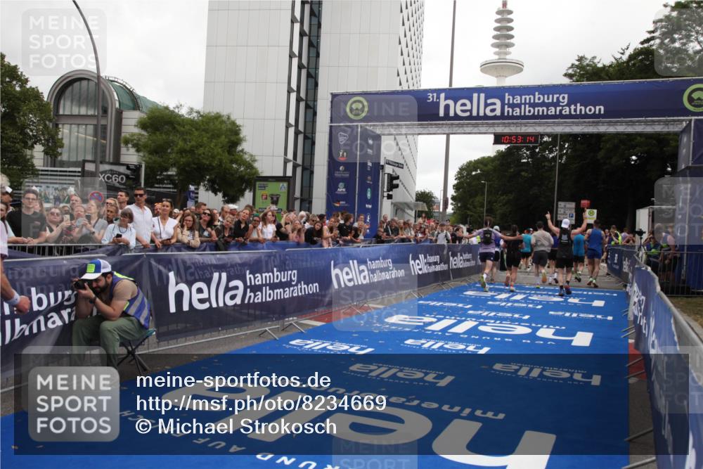 29.06.2025 - hella hamburg halbmarathon Michael Strokosch http://msf.ph/oto/8234669 29.06.2025 10:53:13 Ziel 2111, 2208, 3059, 3258, 4121, 7383, 7864, 8273, 9537, 14323, 16929, 16986, 19208 meine-sportfotos.de