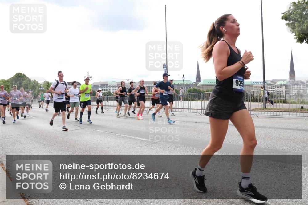 29.06.2025 - hella hamburg halbmarathon Lena Gebhardt http://msf.ph/oto/8234674 29.06.2025 10:33:38 Lombardsbrücke 1189, 1275, 1764, 1896, 1995, 2038, 2054, 2085, 2342, 2776, 2838, 3170, 3264, 3340, 3341, 3345, 3560, 3812, 4164, 4361, 4433, 4445, 4449, 4479, 4696, 4942, 5075, 5096, 5141, 5180, 5557, 5566, 5569, 5691, 5821, 5822, 5887, 6109, 6515, 6516, 6773, 6854, 6956, 6999, 7027, 7565, 7653, 7705, 8021, 8157, 8202, 8282, 8375, 8377, 8383, 8401, 8595, 8891, 9094, 9234, 9258, 9289, 9438, 9591, 9592, 9750, 9780, 9799, 9875, 9995, 10007, 10071, 10561, 11229, 11713, 11811, 11826 meine-sportfotos.de