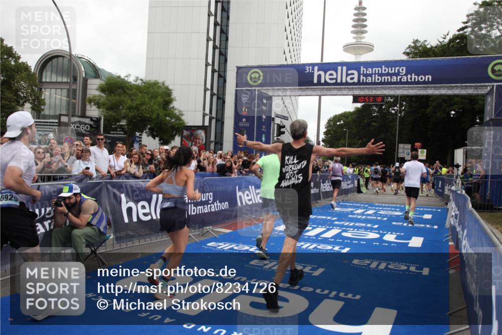 29.06.2025 - hella hamburg halbmarathon Michael Strokosch http://msf.ph/oto/8234726 29.06.2025 10:53:17 Ziel 2111, 7383, 8273, 8361, 9142, 12875, 15179, 16929, 16986 meine-sportfotos.de