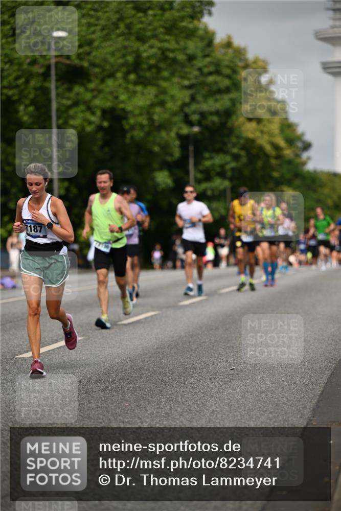 29.06.2025 - hella hamburg halbmarathon Dr. Thomas Lammeyer http://msf.ph/oto/8234741 29.06.2025 10:13:38 Kennedybrücke 1838, 3921, 5511, 7187, 7333, 7636, 9306, 9366, 9434, 9674, 9781, 10036, 10819, 10943, 11067 meine-sportfotos.de