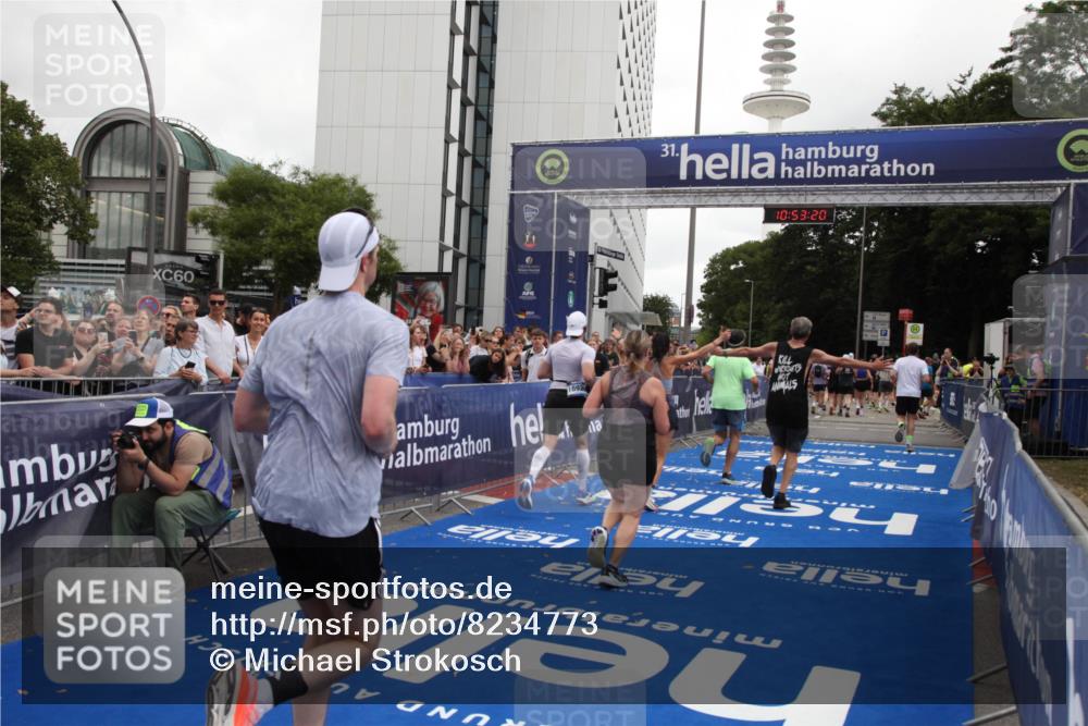 29.06.2025 - hella hamburg halbmarathon Michael Strokosch http://msf.ph/oto/8234773 29.06.2025 10:53:18 Ziel 2074, 2111, 7312, 7383, 8273, 8361, 9142, 12875, 15179, 16929, 16986 meine-sportfotos.de