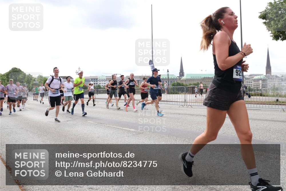 29.06.2025 - hella hamburg halbmarathon Lena Gebhardt http://msf.ph/oto/8234775 29.06.2025 10:33:38 Lombardsbrücke 1189, 1275, 1764, 1896, 1995, 2038, 2054, 2085, 2342, 2776, 2838, 3170, 3264, 3340, 3341, 3345, 3560, 3812, 4164, 4361, 4433, 4445, 4449, 4479, 4696, 4942, 5075, 5096, 5141, 5180, 5557, 5566, 5569, 5691, 5821, 5822, 5887, 6109, 6515, 6516, 6773, 6854, 6956, 6999, 7027, 7565, 7653, 7705, 8021, 8157, 8202, 8282, 8375, 8377, 8383, 8401, 8595, 8891, 9094, 9234, 9258, 9289, 9438, 9591, 9592, 9750, 9780, 9799, 9875, 9995, 10007, 10071, 10561, 11229, 11713, 11811, 11826 meine-sportfotos.de