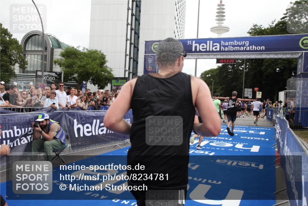 29.06.2025 - hella hamburg halbmarathon Michael Strokosch http://msf.ph/oto/8234781 29.06.2025 10:53:19 Ziel 2074, 2111, 7312, 7383, 8273, 8361, 9142, 12875, 15179, 15681, 16929, 16986, 18901 meine-sportfotos.de
