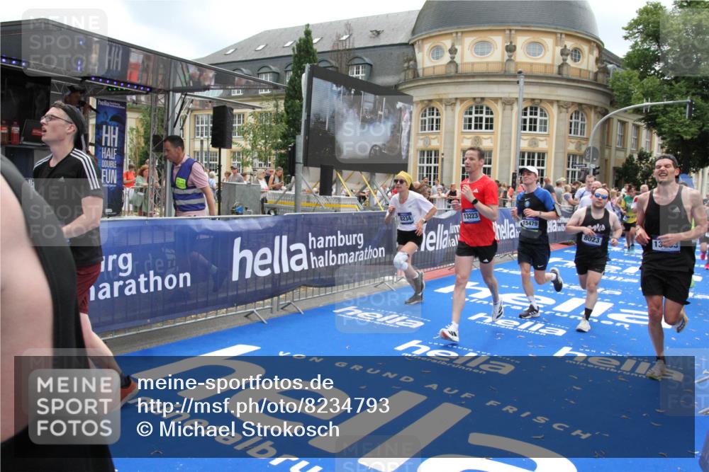 29.06.2025 - hella hamburg halbmarathon Michael Strokosch http://msf.ph/oto/8234793 29.06.2025 10:47:37 Ziel 1070, 1320, 1592, 1696, 2284, 2953, 3304, 5889, 6009, 8023, 8234, 8852, 8927, 10969, 11021, 12870, 13223, 13303, 14618, 14619, 15451, 15479, 17846, 17905, 18104, 18970, 19181 meine-sportfotos.de