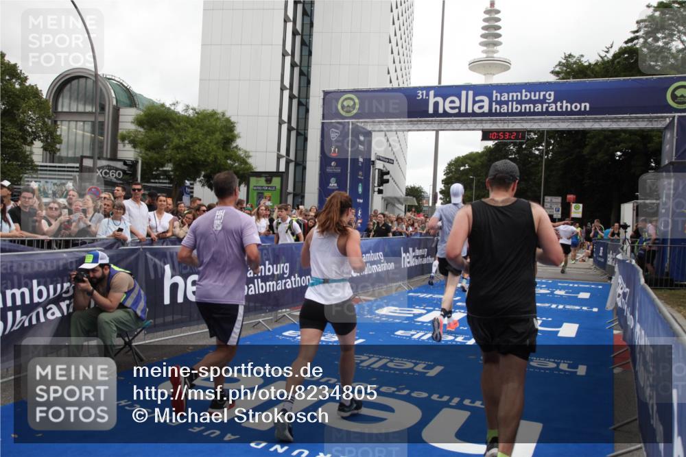 29.06.2025 - hella hamburg halbmarathon Michael Strokosch http://msf.ph/oto/8234805 29.06.2025 10:53:20 Ziel 1683, 2074, 4065, 7312, 7383, 8273, 8361, 9142, 11844, 12875, 15179, 15681, 16929, 16986, 18901 meine-sportfotos.de