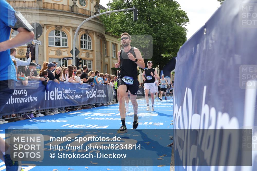 29.06.2025 - hella hamburg halbmarathon Strokosch-Dieckow http://msf.ph/oto/8234814 29.06.2025 10:34:49 Ziel 1217, 1562, 2879, 4477, 5048, 6704, 7466, 8864, 12204, 12369, 12751, 14388, 14549, 14629, 14952, 15991, 16140, 16712, 17643, 18183, 18220, 18237, 18419, 18837 meine-sportfotos.de