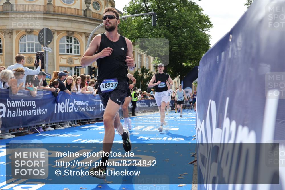 29.06.2025 - hella hamburg halbmarathon Strokosch-Dieckow http://msf.ph/oto/8234842 29.06.2025 10:34:49 Ziel 1217, 1562, 2879, 4477, 5048, 6704, 7466, 8864, 12204, 12369, 12751, 14388, 14549, 14629, 14952, 15991, 16140, 16712, 17643, 18183, 18220, 18237, 18419, 18837 meine-sportfotos.de