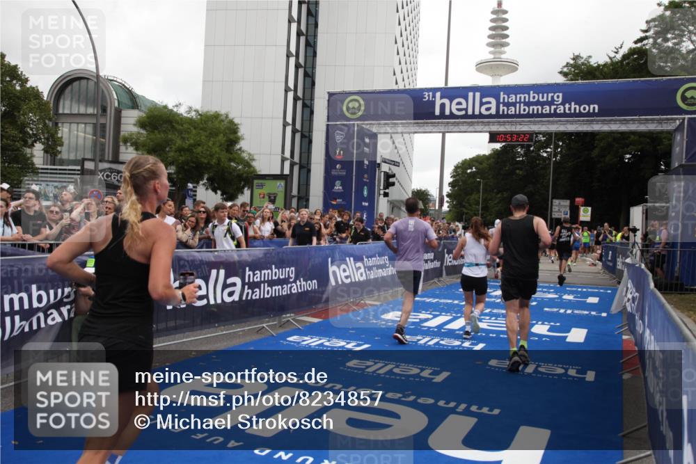 29.06.2025 - hella hamburg halbmarathon Michael Strokosch http://msf.ph/oto/8234857 29.06.2025 10:53:21 Ziel 1683, 2074, 2354, 4065, 7312, 7383, 8273, 8361, 9142, 11844, 12490, 12875, 15179, 15681, 16929, 18901 meine-sportfotos.de
