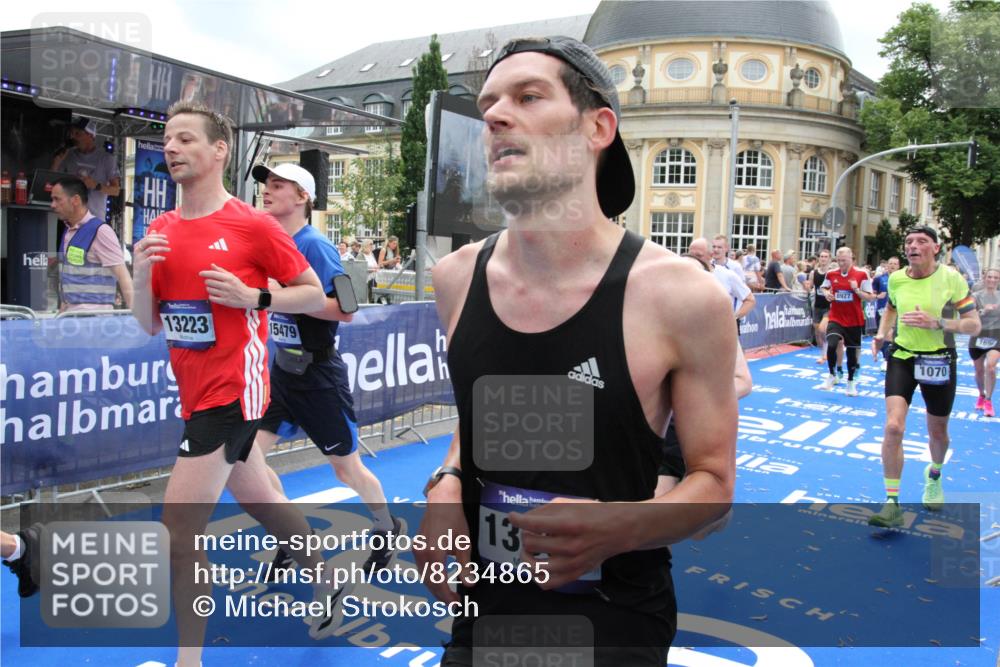 29.06.2025 - hella hamburg halbmarathon Michael Strokosch http://msf.ph/oto/8234865 29.06.2025 10:47:38 Ziel 1070, 1320, 1592, 1696, 2284, 2953, 5889, 6009, 8023, 8234, 8927, 10969, 11021, 12870, 13223, 13303, 14618, 14619, 15451, 15479, 17905, 18104, 18970, 19181 meine-sportfotos.de