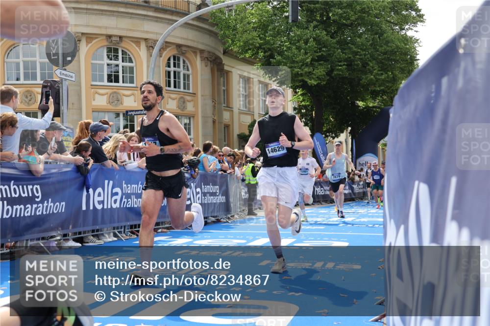 29.06.2025 - hella hamburg halbmarathon Strokosch-Dieckow http://msf.ph/oto/8234867 29.06.2025 10:34:49 Ziel 1217, 1562, 2879, 4477, 5048, 6704, 7466, 8864, 12204, 12369, 12751, 14388, 14549, 14629, 14952, 15991, 16140, 16712, 17643, 18183, 18220, 18237, 18419, 18837 meine-sportfotos.de