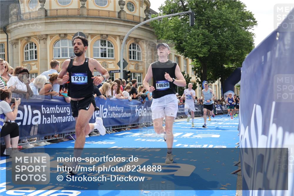 29.06.2025 - hella hamburg halbmarathon Strokosch-Dieckow http://msf.ph/oto/8234888 29.06.2025 10:34:50 Ziel 1217, 1562, 2879, 4477, 5048, 6704, 7466, 8864, 12204, 12369, 12751, 14388, 14549, 14629, 14952, 15902, 15991, 16140, 16177, 16712, 17643, 18183, 18220, 18237, 18419, 18837 meine-sportfotos.de
