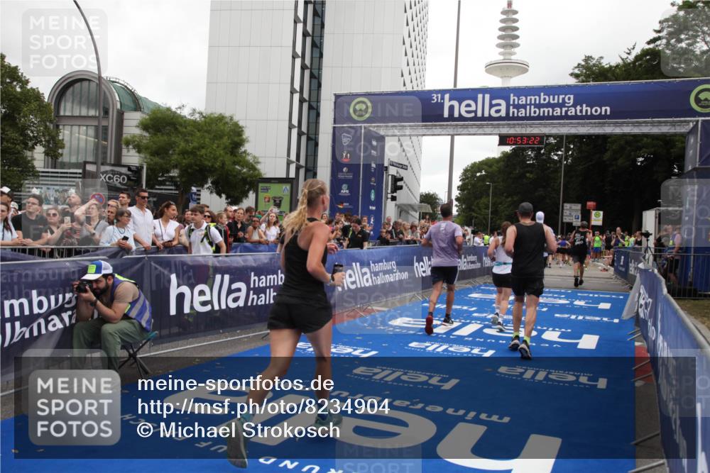 29.06.2025 - hella hamburg halbmarathon Michael Strokosch http://msf.ph/oto/8234904 29.06.2025 10:53:21 Ziel 1683, 2074, 2354, 4065, 7312, 7383, 8273, 8361, 9142, 11844, 12490, 12875, 15179, 15681, 16929, 18901 meine-sportfotos.de