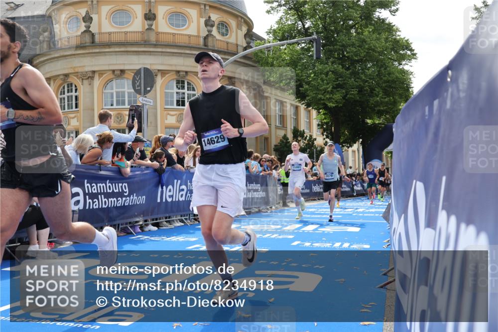 29.06.2025 - hella hamburg halbmarathon Strokosch-Dieckow http://msf.ph/oto/8234918 29.06.2025 10:34:50 Ziel 1217, 1562, 2879, 4477, 5048, 6704, 7466, 8864, 12204, 12369, 12751, 14388, 14549, 14629, 14952, 15902, 15991, 16140, 16177, 16712, 17643, 18183, 18220, 18237, 18419, 18837 meine-sportfotos.de