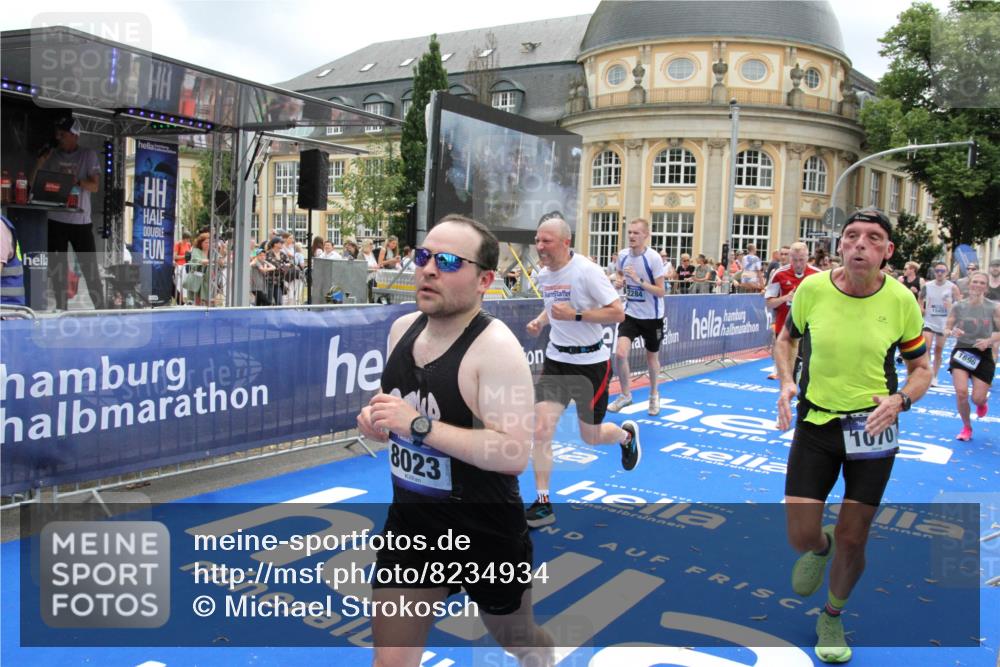 29.06.2025 - hella hamburg halbmarathon Michael Strokosch http://msf.ph/oto/8234934 29.06.2025 10:47:39 Ziel 1070, 1320, 1696, 2284, 5889, 6009, 7962, 8023, 8234, 8927, 10969, 12870, 13223, 13303, 14618, 14619, 15451, 15479, 18104, 18970, 19181 meine-sportfotos.de