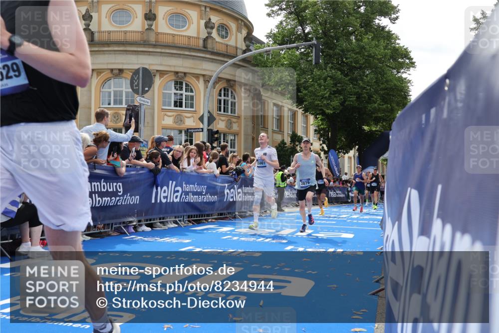 29.06.2025 - hella hamburg halbmarathon Strokosch-Dieckow http://msf.ph/oto/8234944 29.06.2025 10:34:51 Ziel 1217, 1562, 2879, 4477, 5048, 6704, 7466, 8864, 12044, 12204, 12751, 14388, 14629, 14952, 15391, 15902, 15991, 16140, 16177, 16712, 17643, 18183, 18220, 18237, 18419, 18837 meine-sportfotos.de